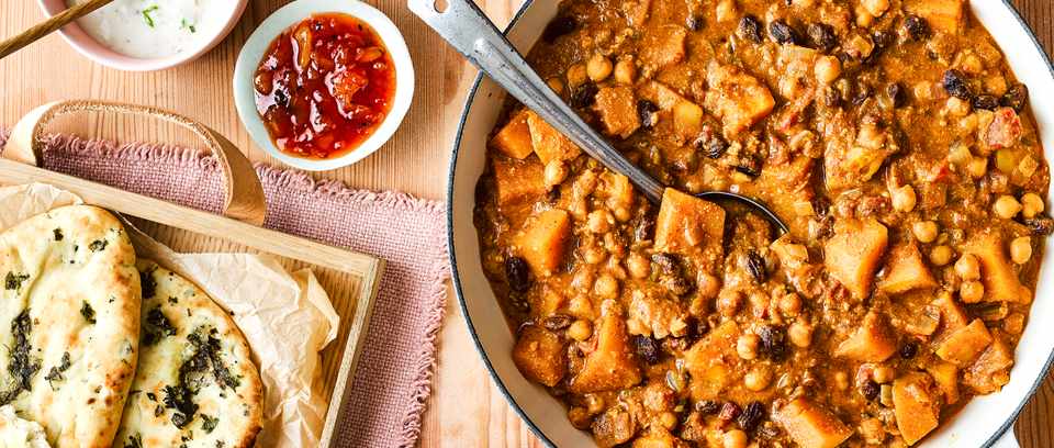 Coconut and cashew curry Pan of lentil curry with chutney