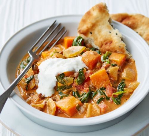 Quick and easy recipes Squash and spinach curry with naan bread in a bowl