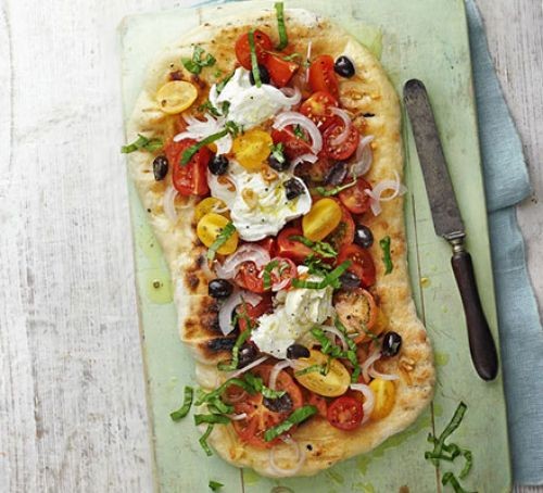 Garlic pizza topped with tomatoes and cheese