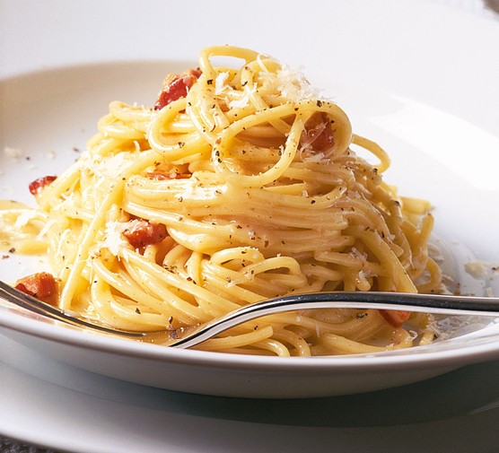 spaghetti carbonara on a plate